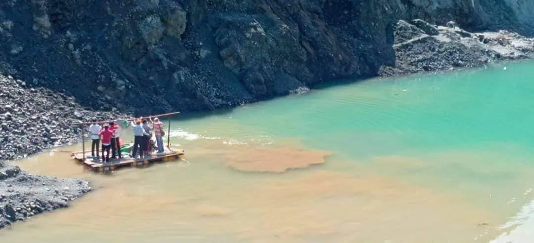 翡翠|缅甸又出两块超级翡翠原石，千人围观，场面壮观！