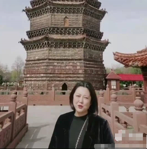 王茜华|戏骨王茜华近照变样，脸型怪异成尖下巴，老公满头白发与其似隔代