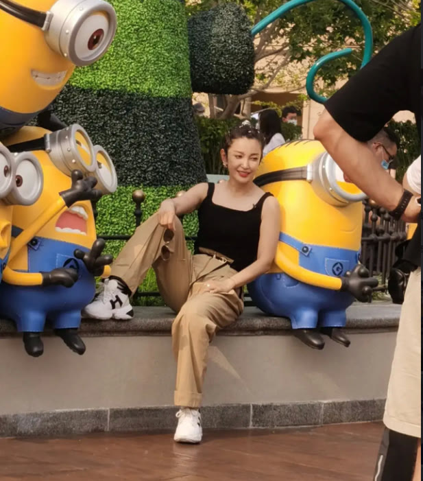 华晨宇|48岁李冰冰现身环球影城？皮肤白皙身材纤细，扎脏辫又美又飒