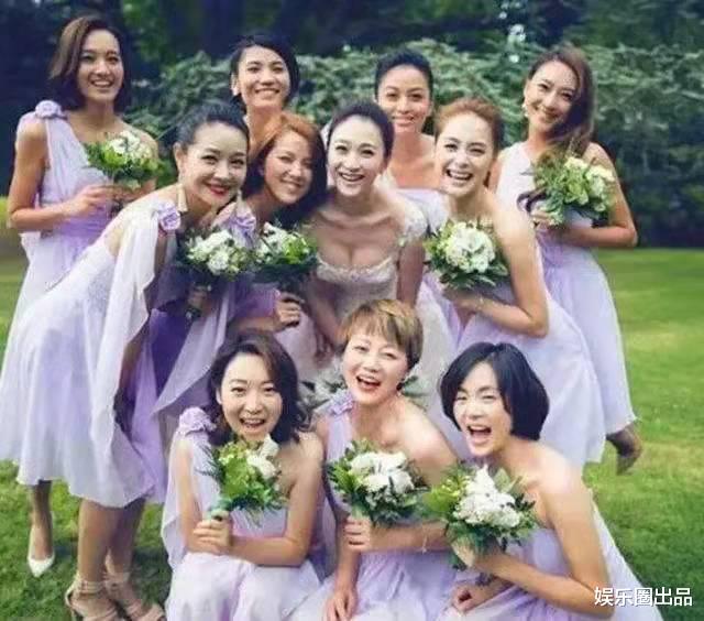 李小冉|李小冉婚礼现场照片被翻出，伴娘团合影成焦点，网友：赏心悦目