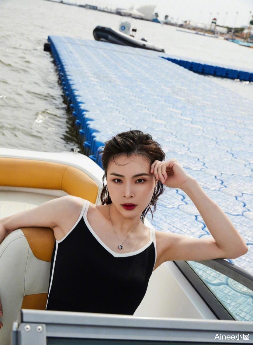 Ainee小屋|吴敏霞年龄越大反而越美了， 短背心配牛仔长裙，好似“美人鱼”