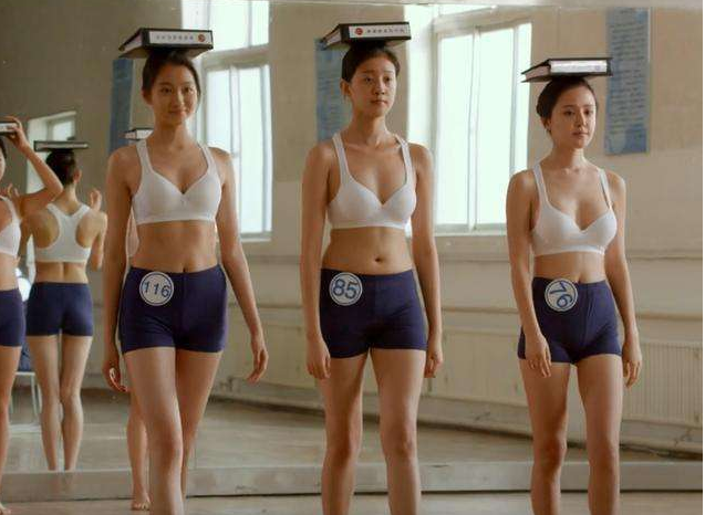 关晓彤|王鸥身材太出众?和关晓彤同框出镜,网友:差距真不小