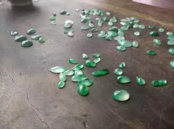 翡翠|看看他人是怎么做的，翡翠边角料，你还在傻呵呵的丢掉？