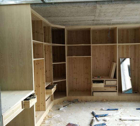 新房装修中，木工加班加点20天做完满屋子家具，工钱17300贵吗？