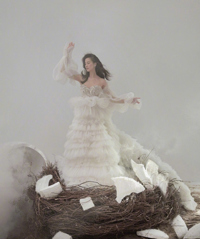 卷发|黄圣依为体现出贵妇范儿真拼,穿纱裙还要烫卷发,效果还挺好