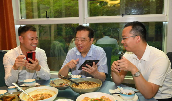 李双江|82岁李双江现身饭局被拍！满头黑发肚腩突出，用两万元手机好阔气