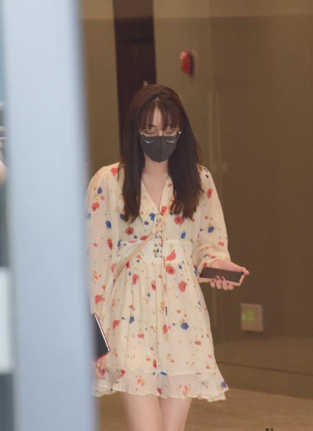 美搭刊报|热巴太没有偶像包袱了！直播疯狂做鬼脸，碎花衫配丸子头俏皮可爱