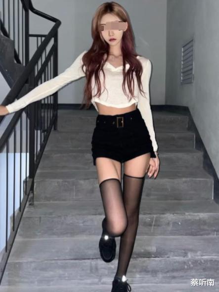 |网红线下幽会榜一大哥，被男友撞到，直接踹飞，花了几十万挨顿揍