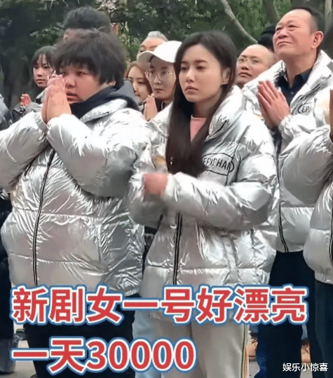 江铠同|32岁江铠同现身片场,朝天鼻、嘴角下垂,一天出场费3W