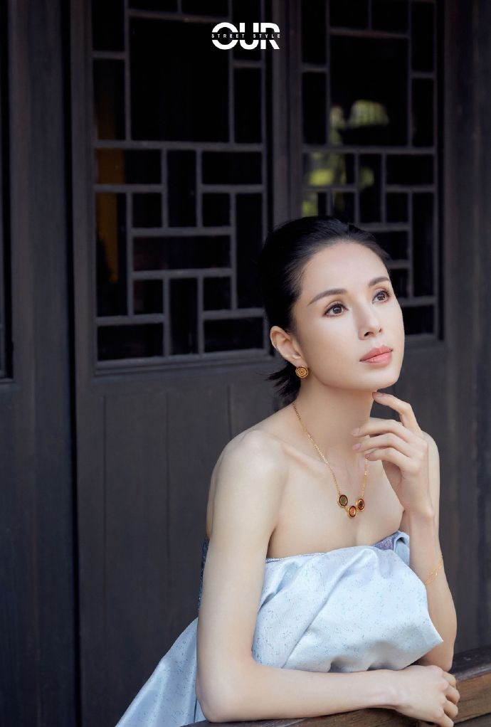 梦昕薇时尚生活|李若彤一袭抹胸撞色裙装飘逸浪漫，独具美感，古风与时尚完美结合