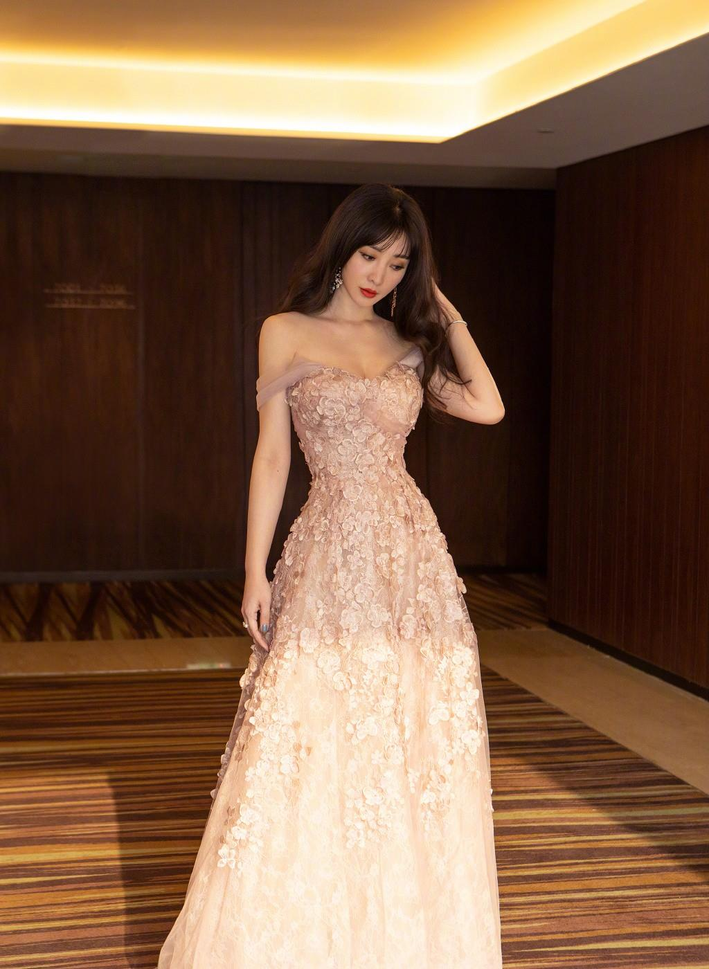 柳岩|柳岩的“饱满”身材真迷人！穿粉色吊带裙性感精致，腰臀比太惊艳