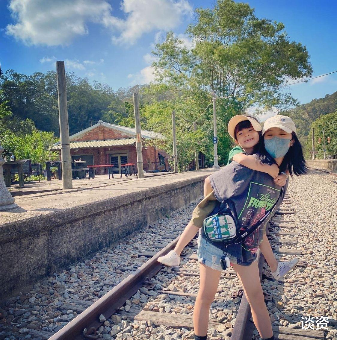 贾静雯|贾静雯晒一家五口，梧桐妹身高优越赶超妈妈，全员高颜值大长腿