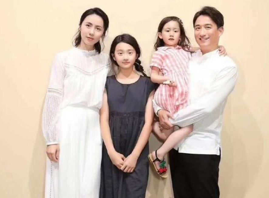 孙莉|黄磊女儿多多健身房被偶遇,15岁身材姣好,孙莉为其压腿超专业