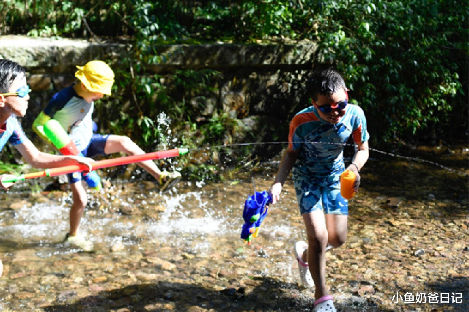 小鱼奶爸日记|景区学习的中学生走红，搬把藤椅旁若无人：大自然让我心情舒畅