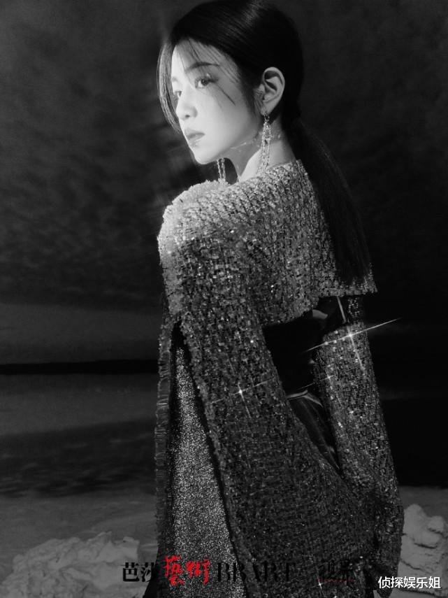 |37岁陈妍希扎双马尾扮少女，露脐装配皮裤羽绒披肩，装扮太另类