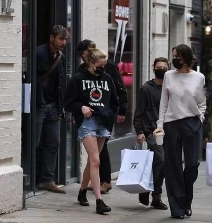 时尚风行派 朱莉带娃逛街像走秀！穿搭简约却超高级，龙凤胎儿子男生女相超帅