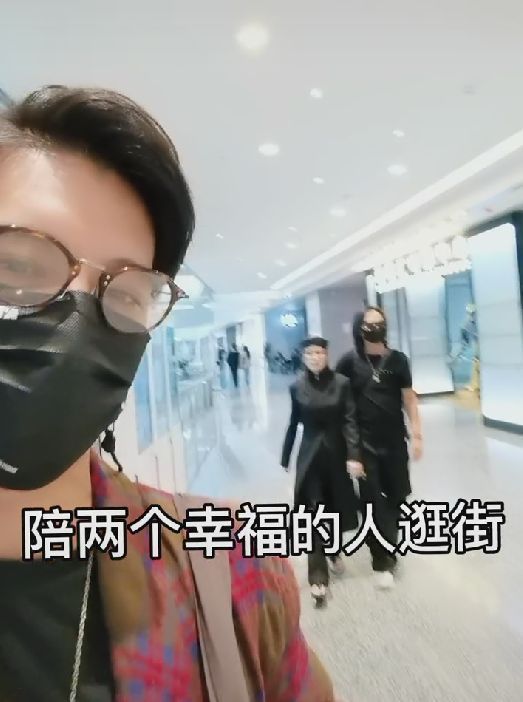 张敏|张敏与男友罕见逛街?穿情侣装现身商场,大方与粉丝打招呼