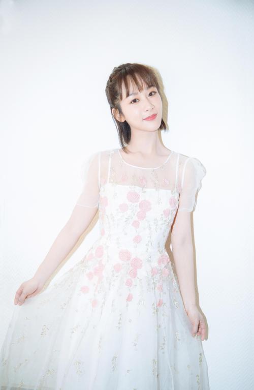 杨紫|29岁杨紫身材逐渐饱满性感，不知道秦俊杰会不会后悔