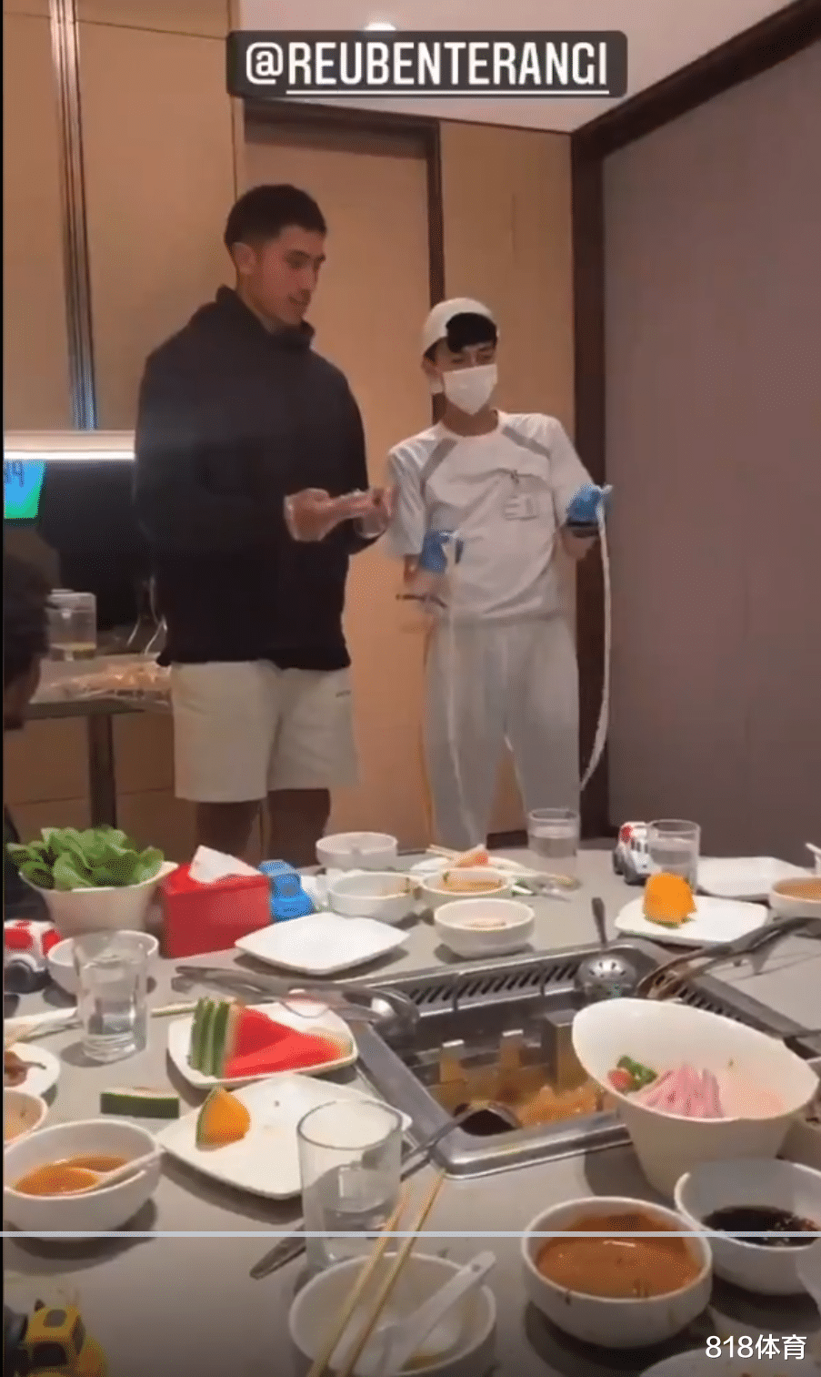 周琦|大哥范! 周琦请凤凰队友海底捞聚餐, 鲁本兰奇毛遂自荐抻面, 大魔王笑抽