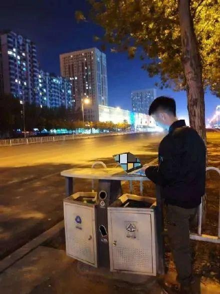 生活报 冲上热搜！女子景区中穿汉服抱电脑边看风景边工作