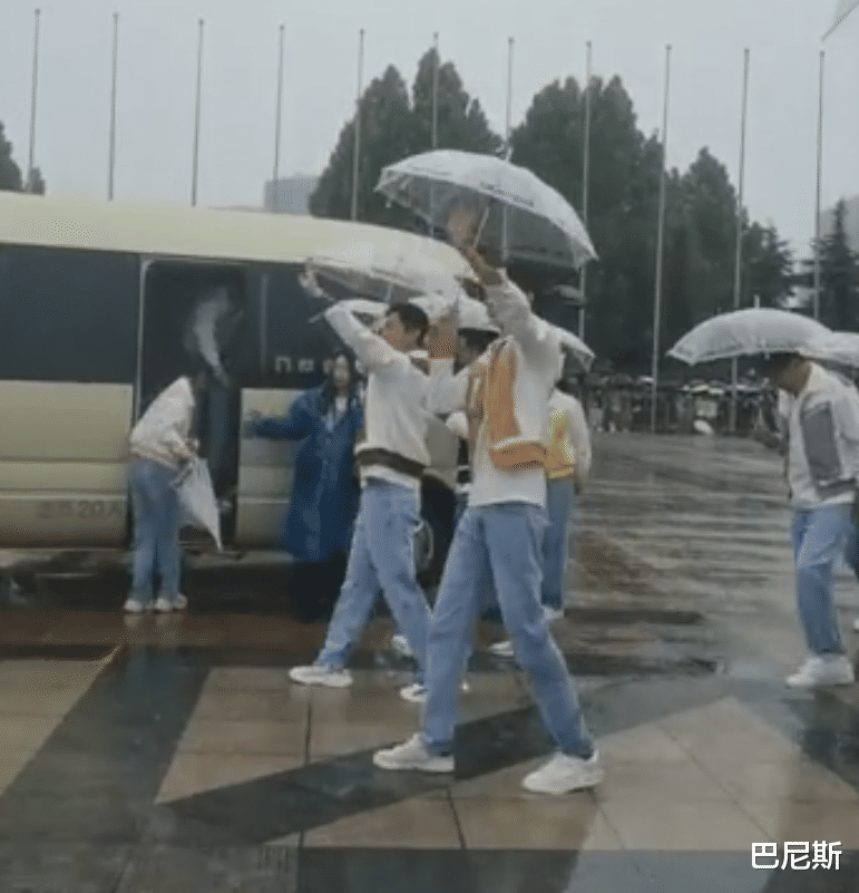 王一博|蔡徐坤和黄旭熙退出《奔跑吧》,没了流量明星,连热搜都不热了