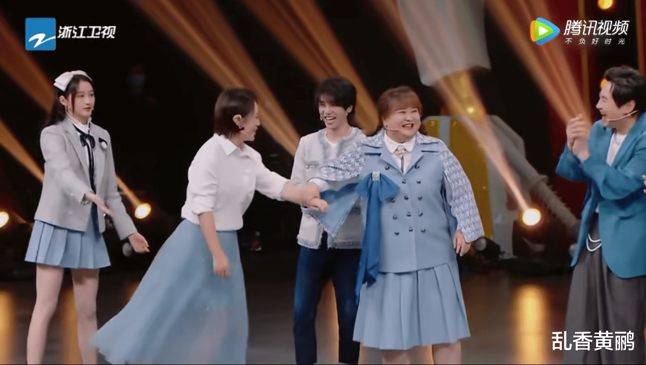 贾玲|《王牌》马丽做这个动作，大家哄堂大笑，只有贾玲看出马丽的不适