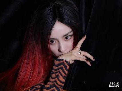 杨幂|杨幂首登《时尚芭莎》开年封，造型突破大，网友：像迪丽热巴