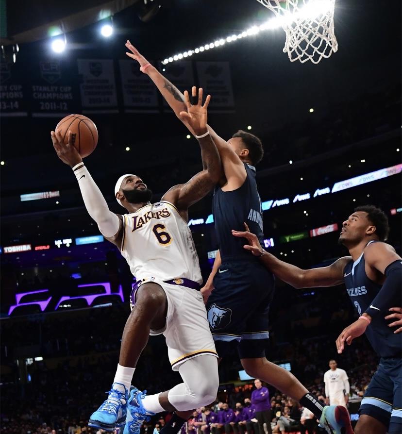 奶豆妈|37分,40分!完爆威少,差点让老詹吃瘪,老实说,欧文确实不如你