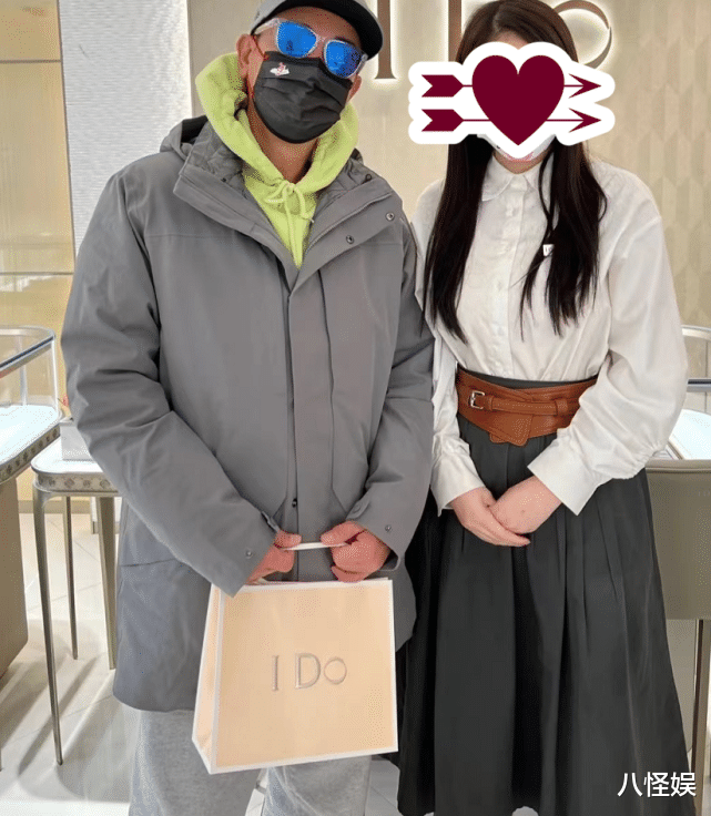 陈小春|宠妻十足!陈小春偷偷为应采儿买戒指,与工作人员合影被赞好温柔