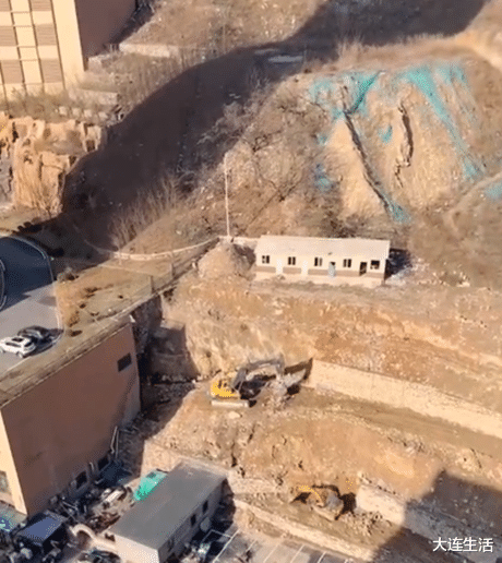 大连生活 大连中铁诺德滨海花园墙外违建叫停又复工 居民：手续补全了？