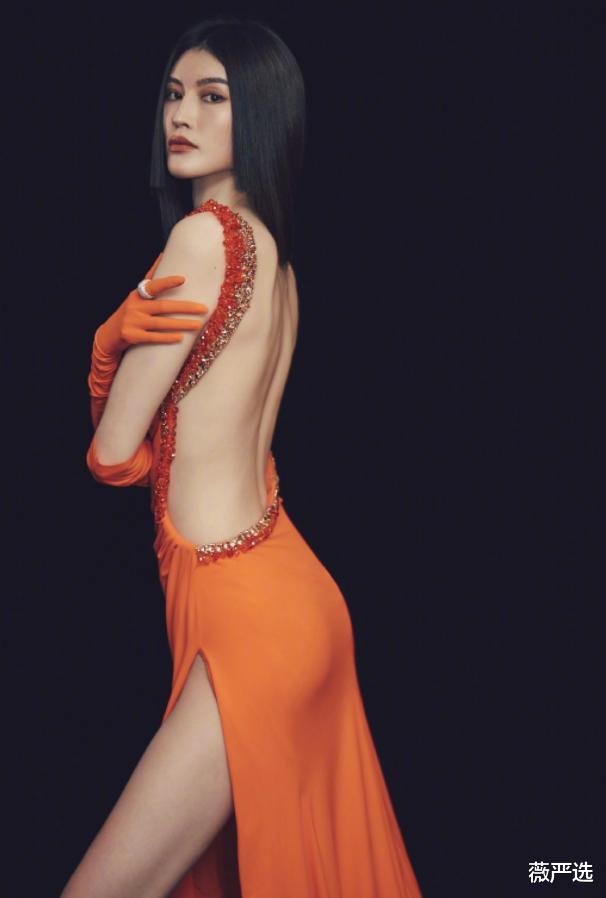 猪皮|超模中“行走的白月光”，穿高开叉裙膝盖成亮点，肌肤白到无色差