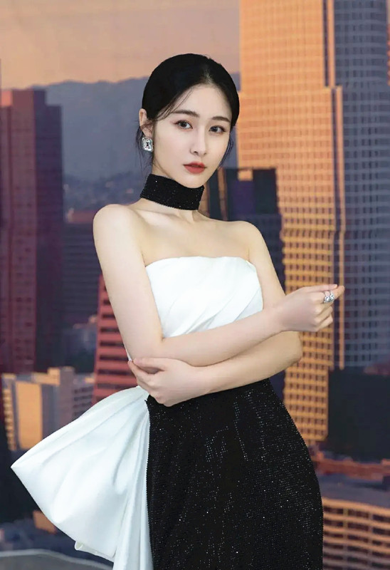 全球时尚号|新生代“花旦”梁田好美，颜值高实力强，服装搭配也是可甜可飒