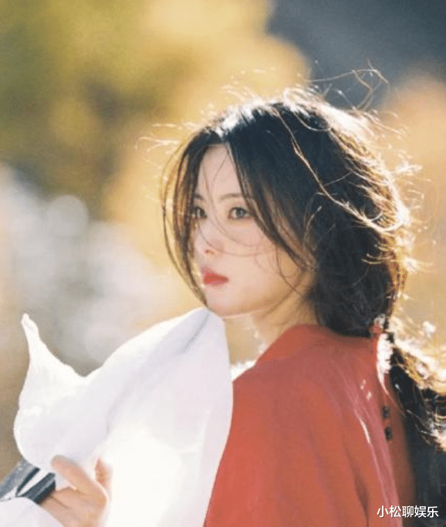 杨超越|杨超越带沈腾手机壳录制综艺！终于和腾叔合作，真的是梦幻联动