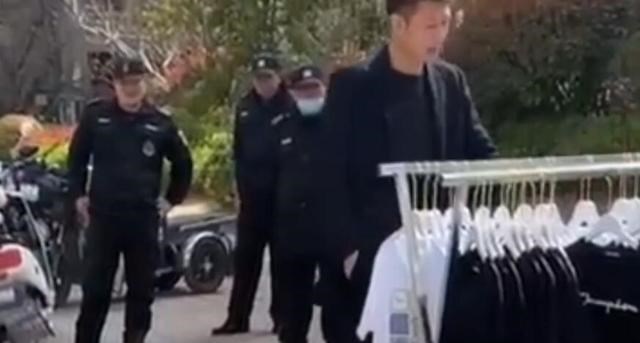 超人爸爸 欺软怕硬！物业不准女子摆摊却允许他人摆，保安：她们摆我管不了