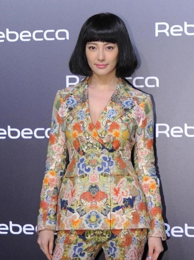 发型 张雨绮换发型像换了个人，齐刘海搭配印花西装，都差点认不出来了