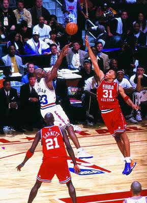 小萌娃说|2003年NBA全明星,麦迪艾弗森都愿意为乔丹让出首发,为什么乔丹偏偏接受卡特?