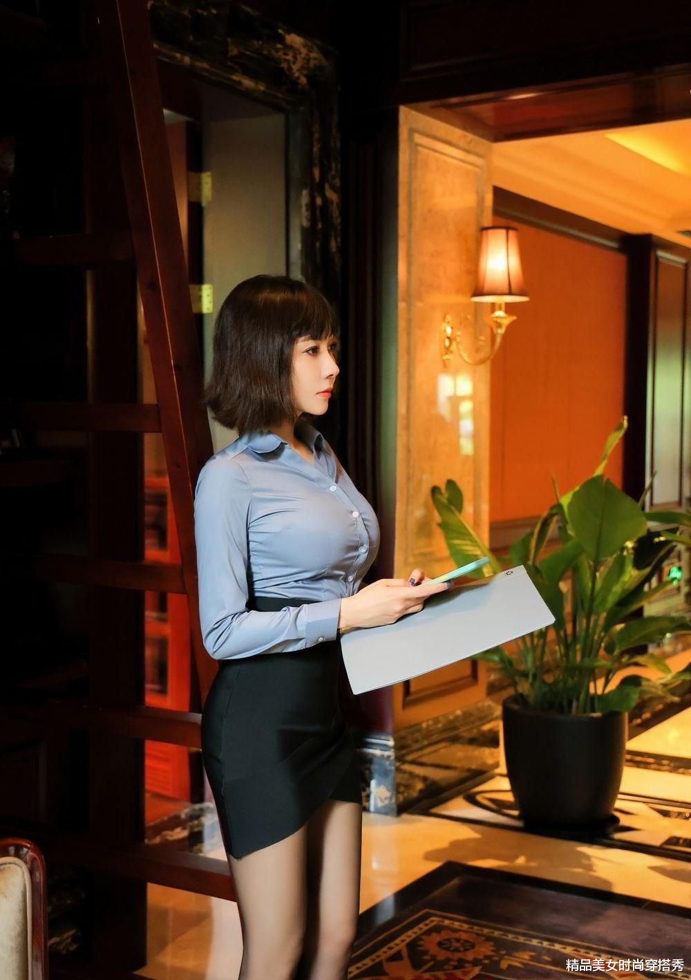 |蓝色的衬衫,让你更加有成熟女性的风范,精致的衬衫领干练时尚