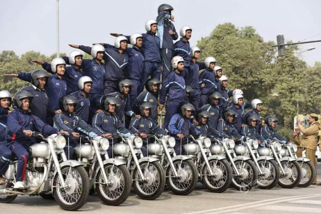 印度看似很搞笑的摩托表演，數十名士兵騎1輛摩托，卻有特殊作用-圖2