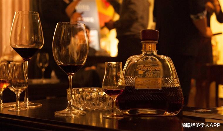 面膜|喝酒后想避免宿醉？医生建议多喝水，少喝有色酒精