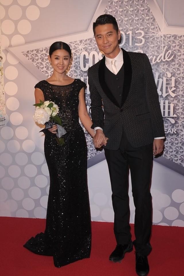 李小萌|王雷和妻子李小萌真恩爱，两人都是一身黑的打扮，不愧是一家子