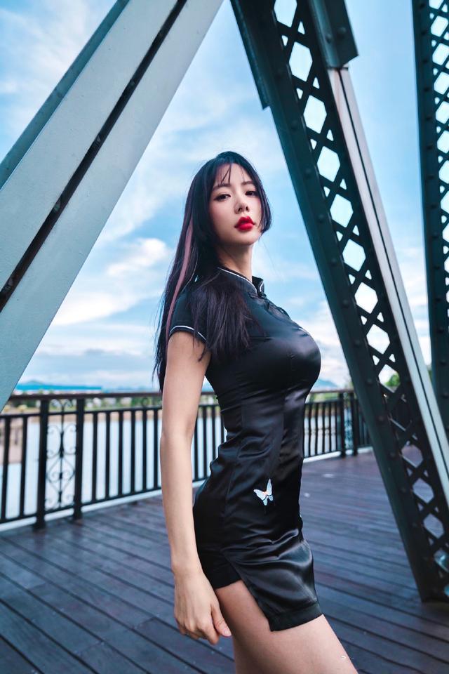 旗袍公馆|“亚洲第一美”克拉拉，一袭短旗袍穿出尤物身材，凹凸曲线藏不住