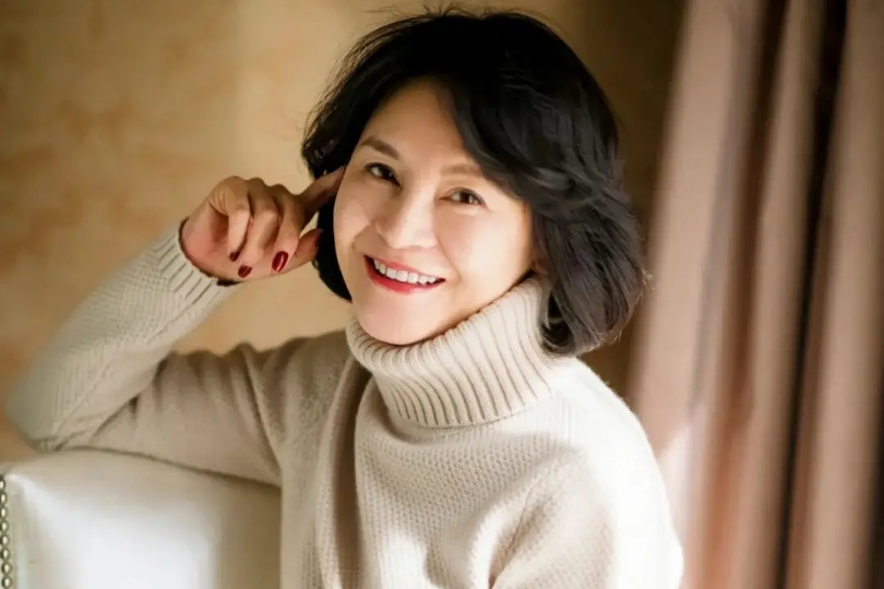 运动|五六十岁的女人,过年烫发建议选这三款发型,时髦减龄又好打理