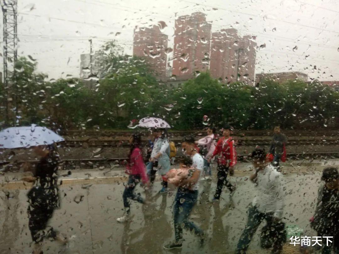 华商天下 年轻时上班想离家远一点，如今就想离家近一点，也许是老了吧！