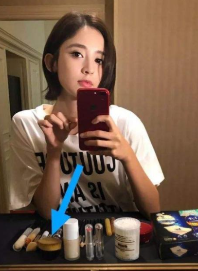 好物官|明星在路人镜头下的“尴尬”，没了精修，脸上涂了“两斤”粉？