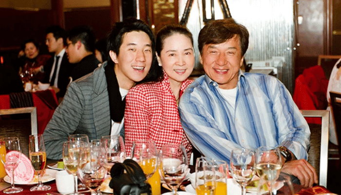 杨幂|房祖名一身素衣现身灵堂，代替母亲给恩师李行上香，曝林凤娇情绪崩溃