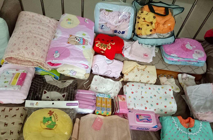 两口育儿|宝宝碰到啥就吃啥？可能是口欲期到了，父母要注意这三点