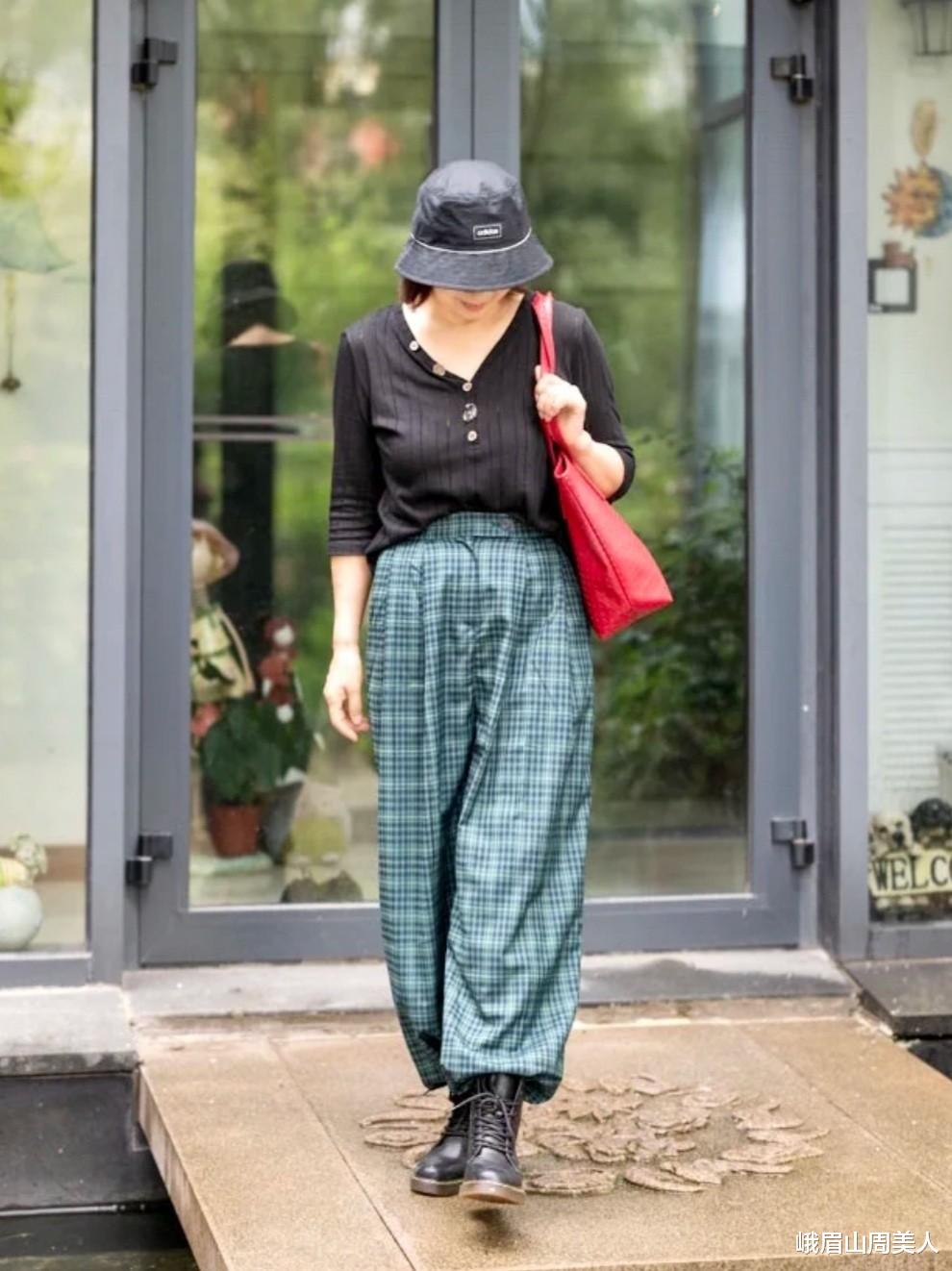 吊带裙 58岁陈冲这身材好得不真实，穿深V吊带裙拍大片，满满的高级感