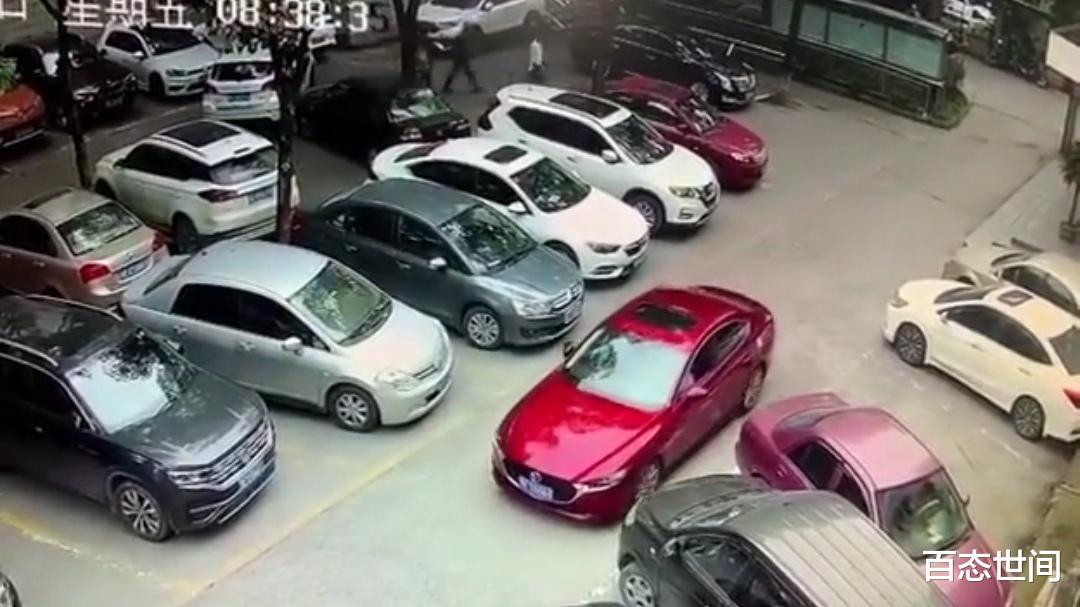 百態(tài)世間 宜昌女司機(jī)開車玩手機(jī)將女子撞倒后碾壓而過(guò)，捂臉大哭嚇得跑走