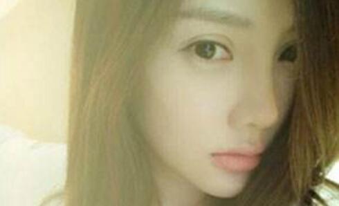 李小璐|40岁李小璐素颜出镜，双眼皮太假脸又绷显老，网友直呼认不出