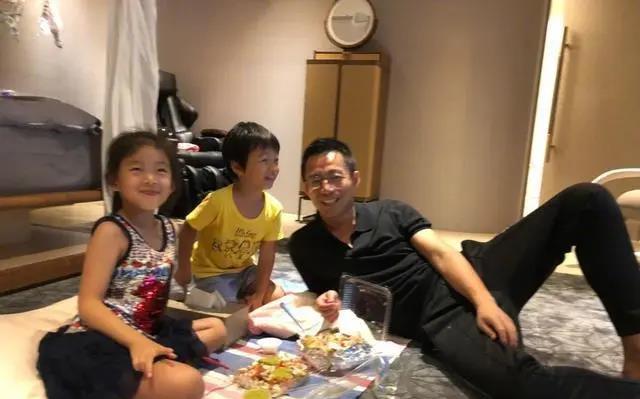 汪小菲|汪小菲凌晨晒照思念女儿，称父女俩长得像，还回应女儿回内地生活